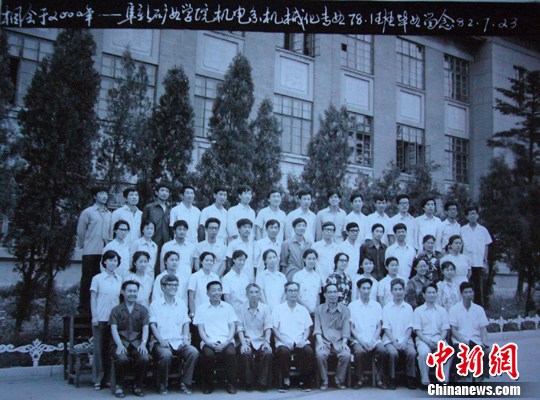 国人毕业群像:50后深情“送战友” 90后别样致青春