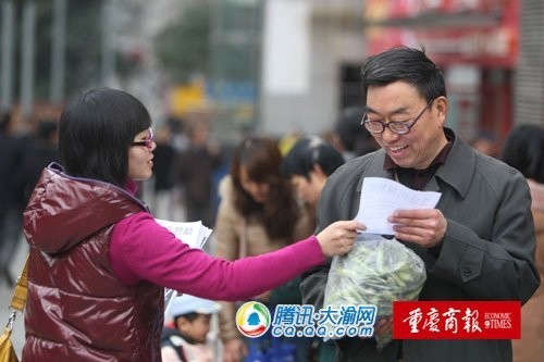 江津打工妹效仿许乾雷 拉赞助为母亲过生日
