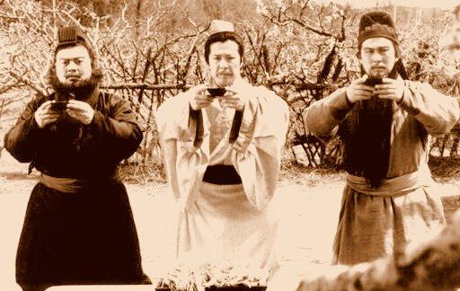 水煮三国：成立“桃园三人组”刘玄德居心何在？