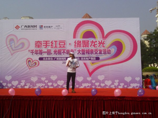 我帮地铁歌手张伦辉在牵手红豆牵走南宁美女
